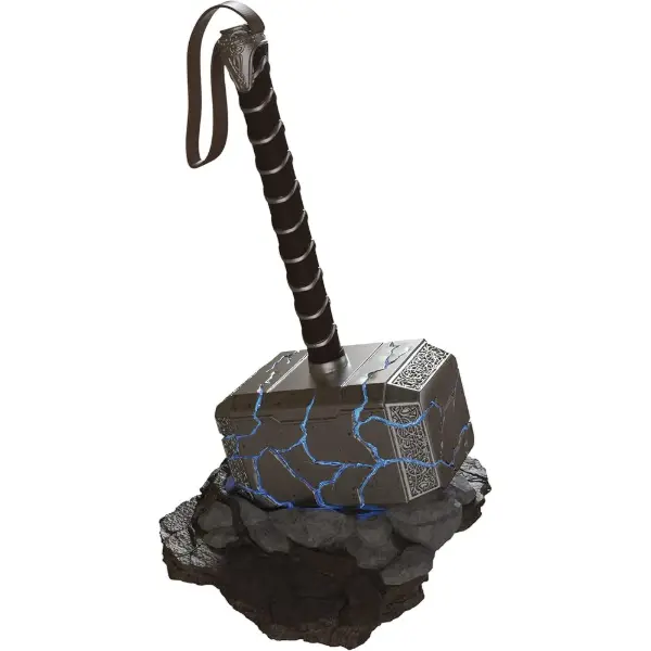 Réplique du Mjolnir Beast Kingdom plantée dans la roche sur socle diorama