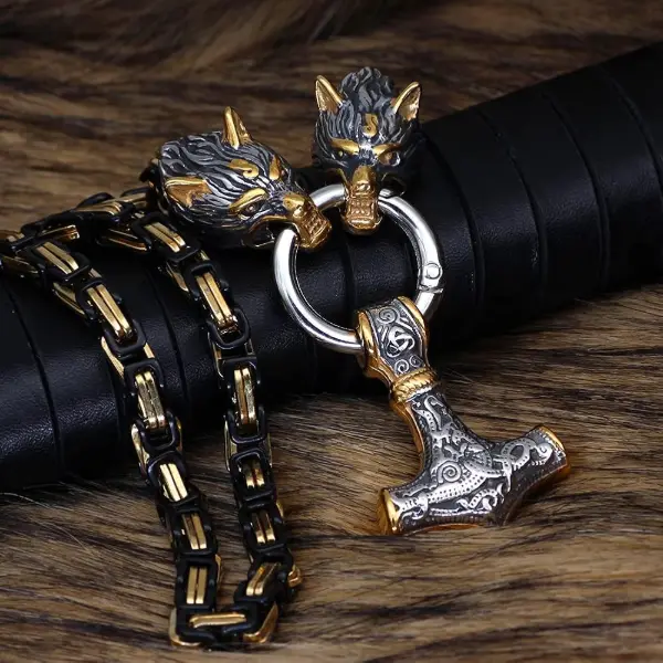 Collier amulette Mjolnir en acier encadré par deux têtes de loup
